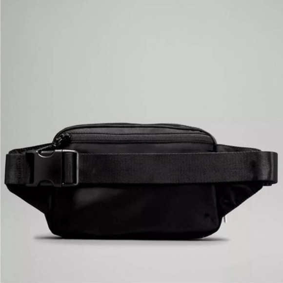 Lululemon Everywhere Belt Bag Large - Picture 2 of 3